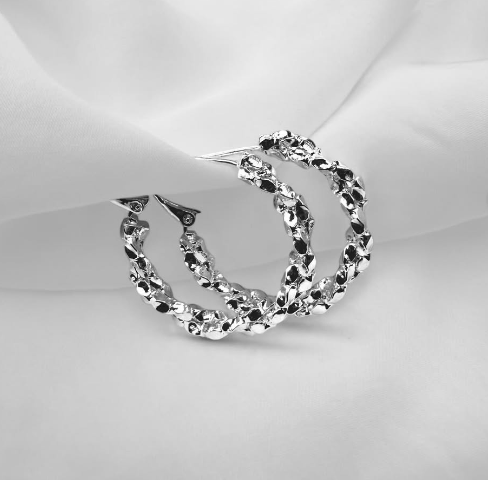 Aretes en baño de plata con acabado rústico