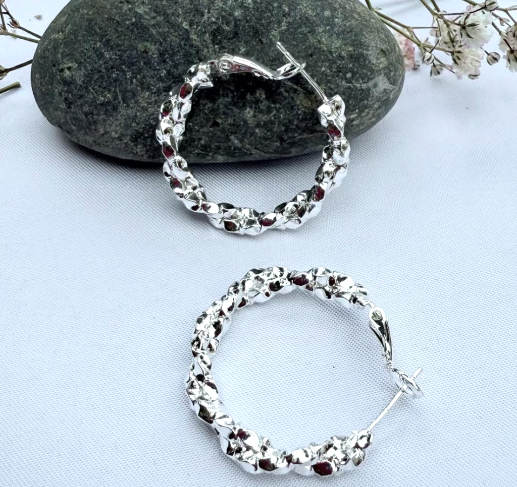 Aretes en baño de plata con acabado rústico